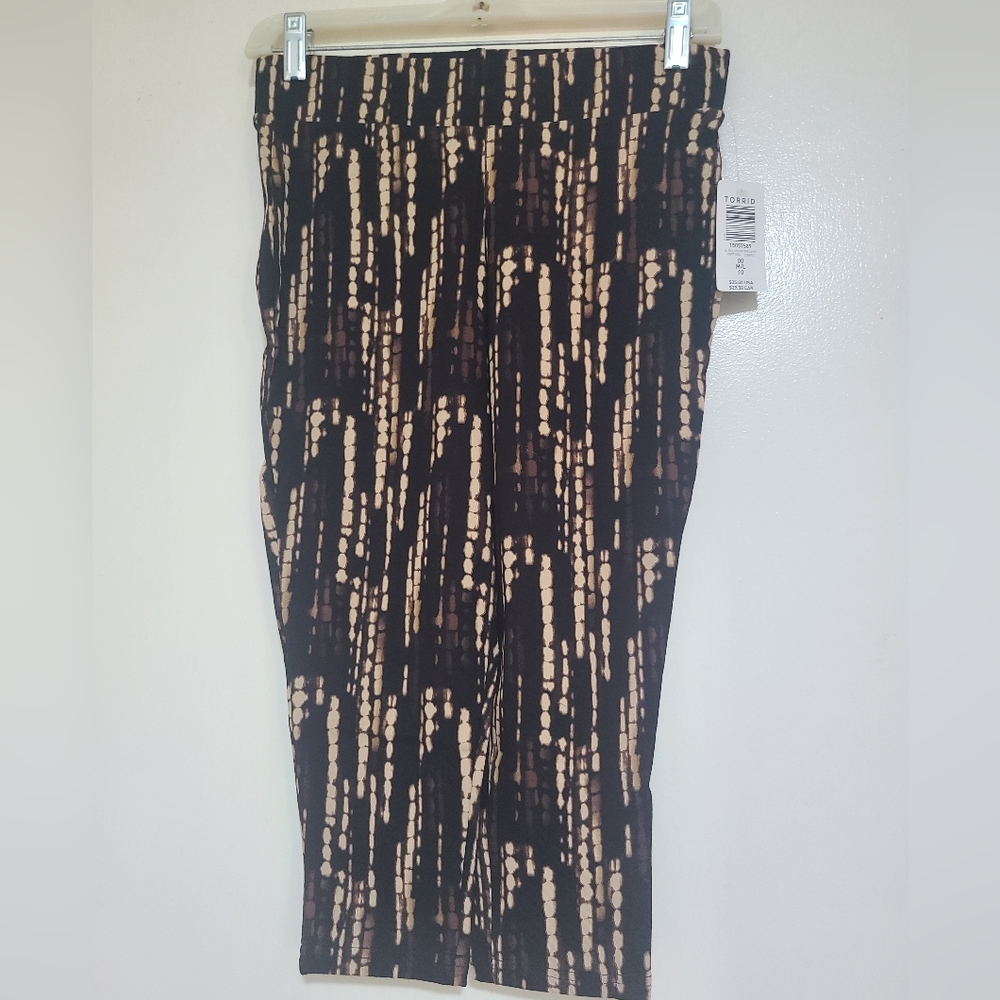 Torrid black ocean dye spandex stretch pull on capri pants, Size 00, NWT